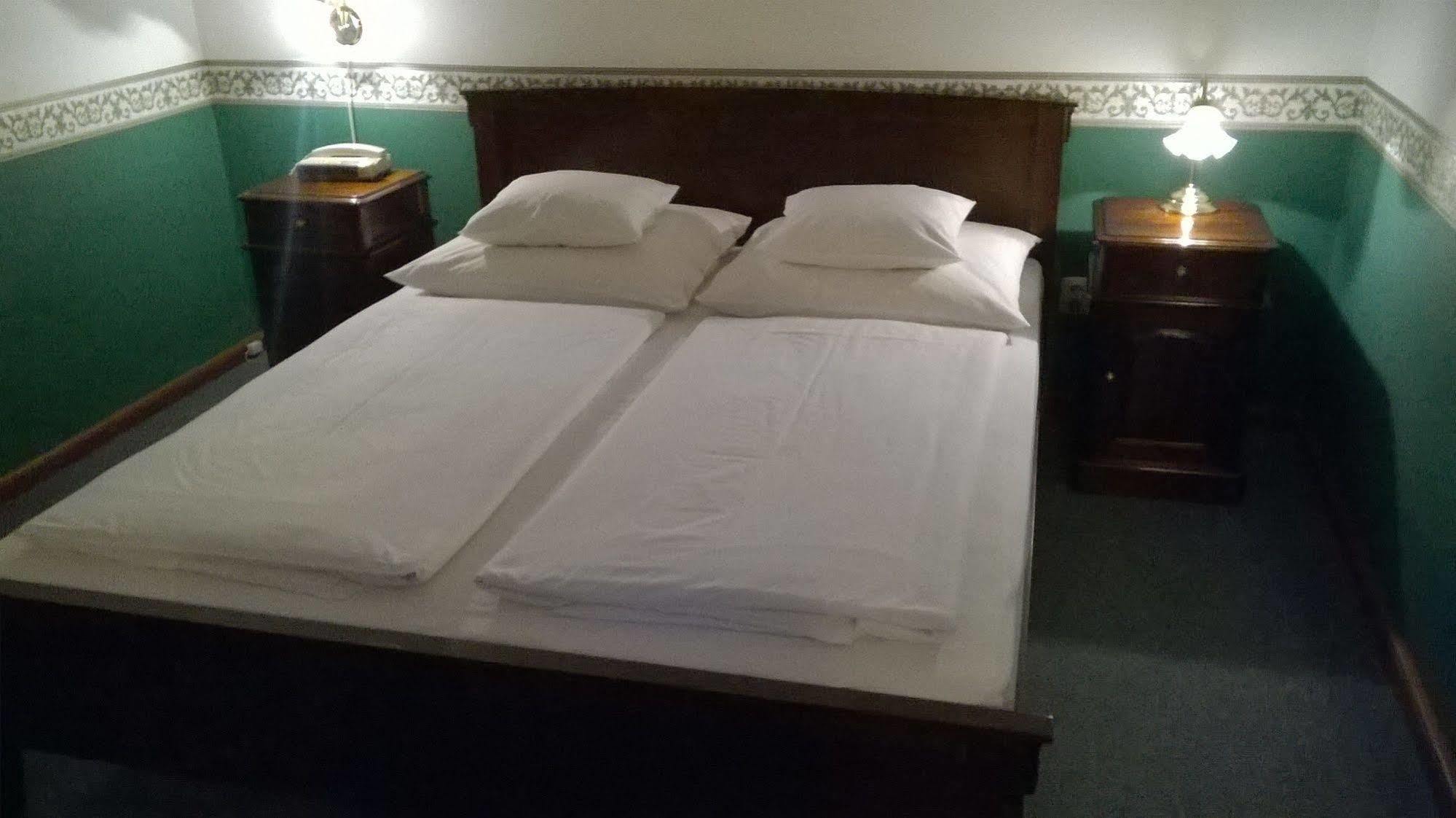 Nr 100 Szentendre Hotel Panzio Szolgaltatasok Eksteriør bilde